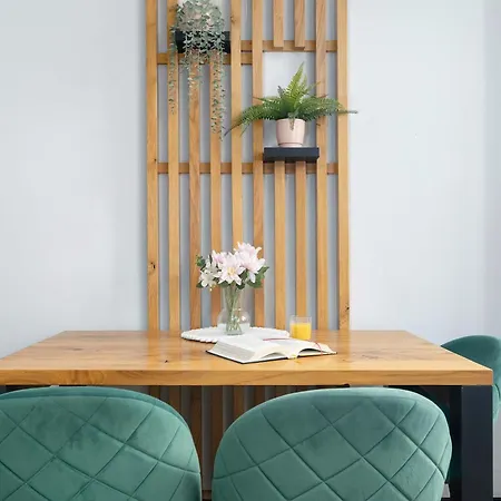 Апартаменти Comfortable One Bedroom Located Near The Old Market Square By Renters *