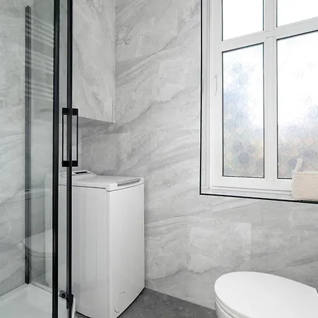 Comfortable One Bedroom Located Near The Old Market Square By Renters Апартаменти