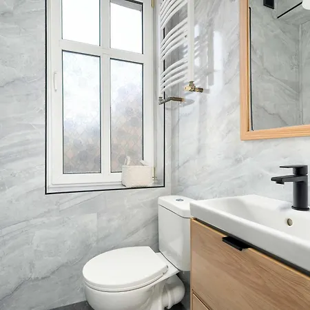 Апартаменти Comfortable One Bedroom Located Near The Old Market Square By Renters *